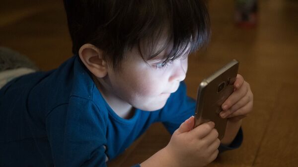 Ребенок играет со смартфоном, иллюстративное фото - Sputnik Қазақстан