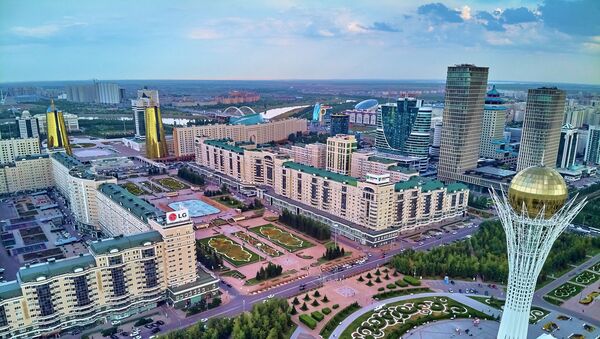 Красивый панорамный вид города Нур-Султан с небоскребами и монументом Байтерек  - Sputnik Казахстан