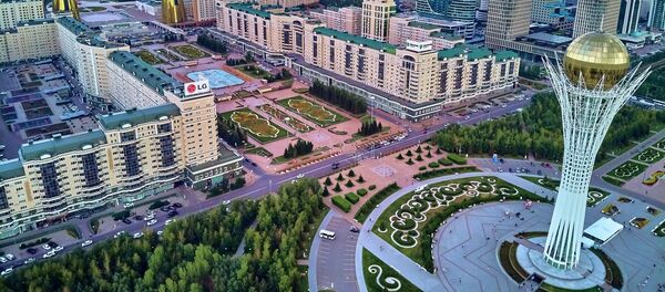 Красивый панорамный вид города Нур-Султан с небоскребами и монументом Байтерек  - Sputnik Казахстан