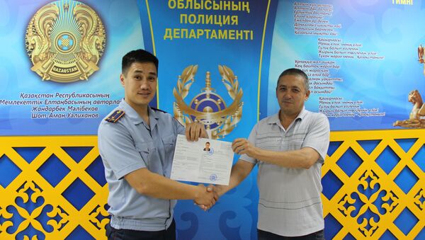 Полицейские в течении двух недель помогли собрать мужчине необходимые документы - Sputnik Казахстан