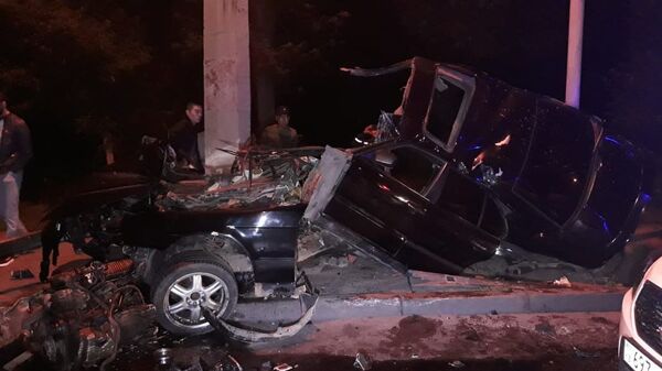 BMW разорвало на части при ДТП в Алматы, водитель чудом выжил - Sputnik Казахстан