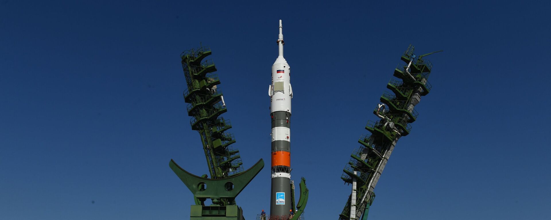 Ракета-носитель Союз-2.1а с пилотируемым кораблем Союз МС-14 во время установки на стартовый комплекс космодрома Байконур - Sputnik Қазақстан, 1920, 19.06.2025