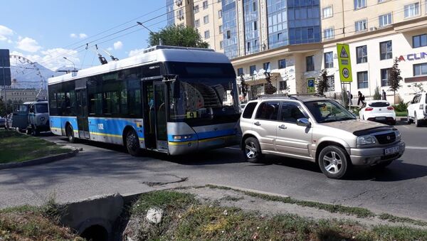 Троллейбус врезался в иномарку - Sputnik Казахстан