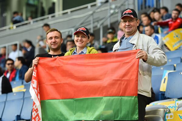 БАТЭ – это команда с традициями, говорит минчанин Вячеслав Ситник, который следит за матчем с семьей - Sputnik Казахстан