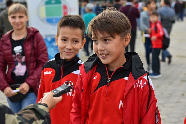 Юные болельщики Наиль и Илья  верят, что Астана победит со счетом 4:2 - Sputnik Казахстан
