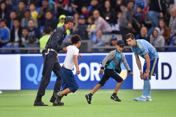 Два маленьких футбольных болельщика, засветившихся на поле – в эмоциях они выбежали на арену - Sputnik Казахстан