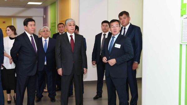 Президент Казахстана осмотрел новую поликлинику в Караганде - Sputnik Казахстан