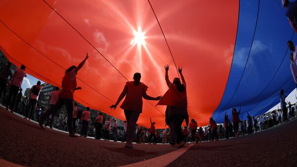 Флешмоб в честь Дня государственного флага России - Sputnik Казахстан