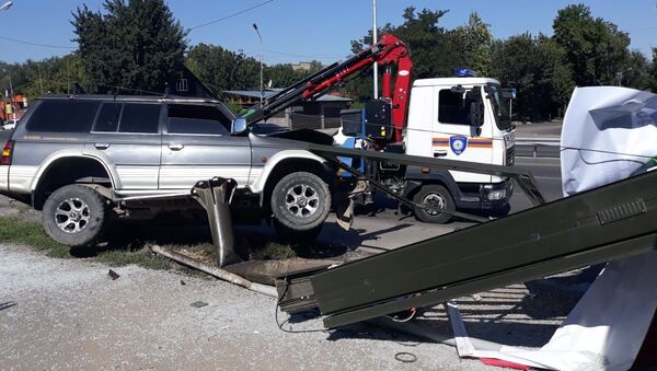 Дорожно-транспортное происшествие авто с наездом на билборд - Sputnik Казахстан