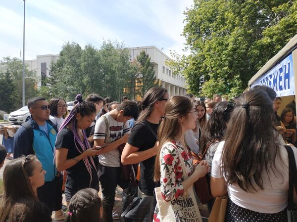 Большой книгообмен и встреча с авторами: как проходит Kitap Fest Nur-Sultan Большой книгообмен и встреча с авторами: как проходит Kitap Fest Nur-Sultan - Sputnik Казахстан