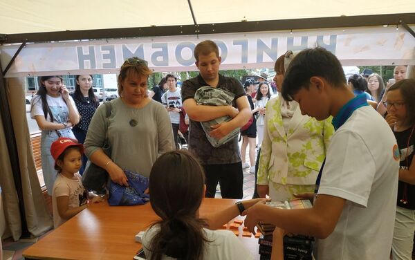 Посетители фестиваля Kitap Fest Nur-Sultan активно обмениваются книгами - Sputnik Казахстан