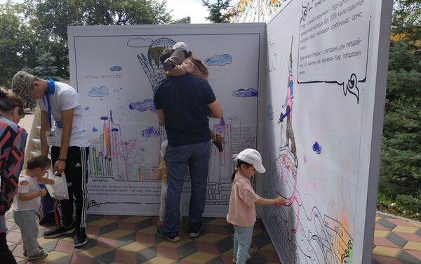 На книжном фестивале Kitap Fest Nur-Sultan дети приобщались к миру творчества, закрашивая рисунки на специально установленных стендах - Sputnik Казахстан