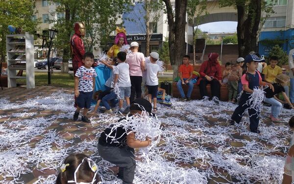 Радости детей не было предела на бумажной дискотеке, где каждому ребенку подарили по фигурке из шариков - Sputnik Казахстан