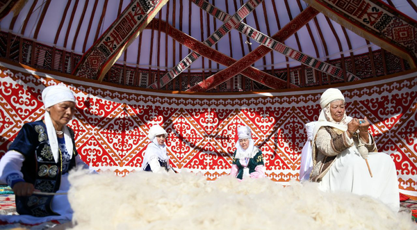 Белые юрты среди гор и юбилей Золотой Орды: что делал Токаев в Улытау – видео - Sputnik Казахстан