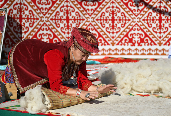 Белые юрты среди гор и юбилей Золотой Орды: что делал Токаев в Улытау – видео - Sputnik Казахстан