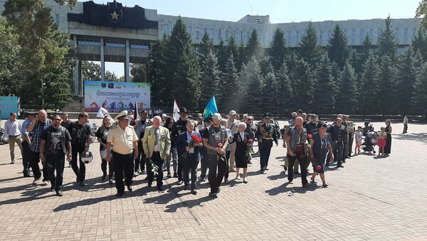 В Алматы байкеры из екатеринбургского клуба “Черные ножи” возложили цветы к Вечному огню - Sputnik Казахстан
