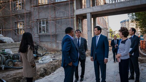 Аким столицы Кульгинов во время утреннего объезда посетил две образовательные  школы - Sputnik Казахстан
