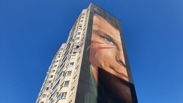 Граффити с изображением Юрия Гагарина на стене многоэтажного дома, архивное фото - Sputnik Казахстан