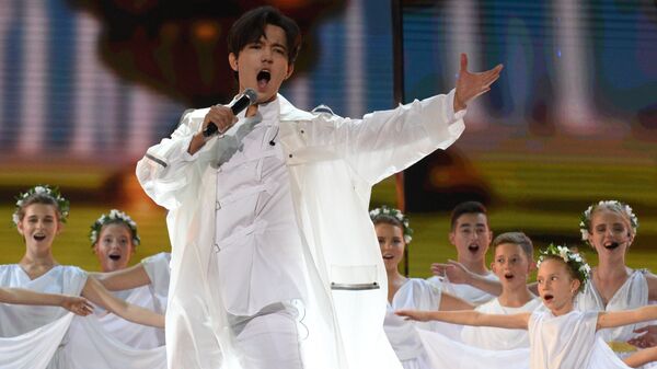 Певец Димаш Куйдайберген выступает на торжественной церемонии открытия международного конкурса молодых исполнителей Новая волна - 2019 в Сочи - Sputnik Казахстан
