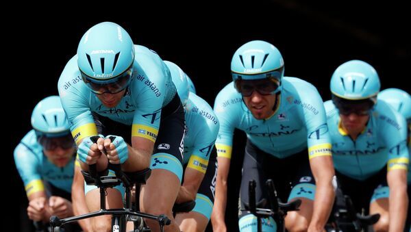 Команда Astana Pro тренируется перед вторым этапом велогонки Тур де Франс в Брюсселе, Бельгия, июль 2019 года - Sputnik Казахстан