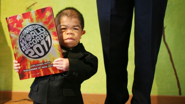 24-летний Эдвард Нино Эрнандес из Колумбии, признанный самым маленьким мужчиной в мире - Sputnik Казахстан