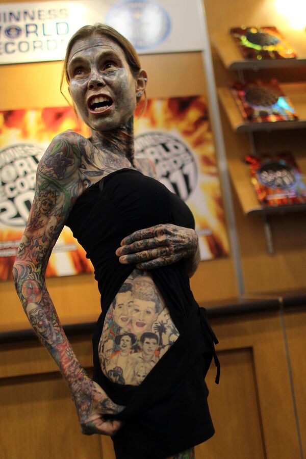 Самая татуированная женщина в мире по книге рекордов Гиннесса Джулия Гнусе  - Sputnik Казахстан
