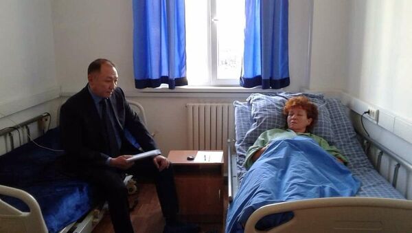 Начальник департамента криминальной полиции МВД Баймурзин А. Х. посетил раненую активистку Галину Арзамасову - Sputnik Казахстан