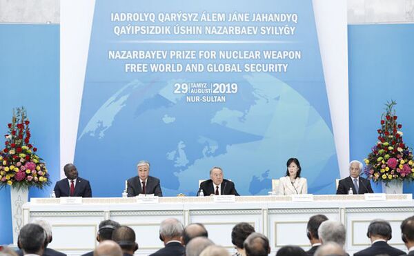 Кому присудили Назарбаевскую премию за мир без ядерного оружия Кому присудили Назарбаевскую премию за мир без ядерного оружия - Sputnik Казахстан