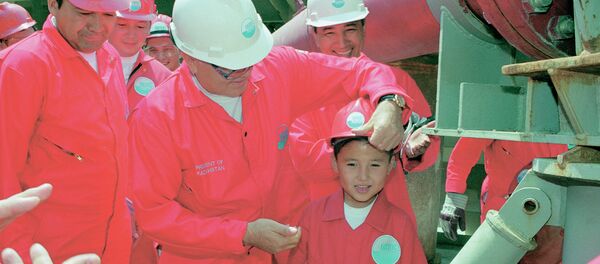 Первый президент Казахстана Нурсултан Назарбаев с семилетним Бериком Уапом на церемонии официального открытия проекта на месторождении Кашаган Первый президент Казахстана Нурсултан Назарбаев с семилетним Бериком Уапом на церемонии официального открытия проекта на месторождении Кашаган - Sputnik Казахстан