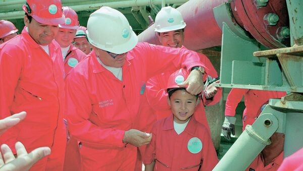 Первый президент Казахстана Нурсултан Назарбаев с семилетним Бериком Уапом на церемонии официального открытия проекта на месторождении Кашаган  - Sputnik Казахстан
