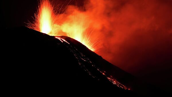 Извержение вулкана Стромболи в Тирренском море близ Сицилии  - Sputnik Казахстан