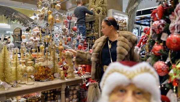 Архивное фото покупательницы в магазине рождественских и новогодних подарков - Sputnik Казахстан