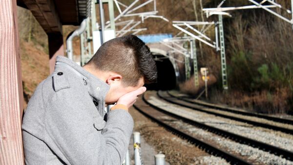 Мужчина стоит у железнодорожных путей - Sputnik Казахстан