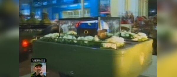 Кортеж с прахом Кастро проехал по улицам Баямо под звуки гимна Кубы Кортеж с прахом Кастро проехал по улицам Баямо под звуки гимна Кубы - Sputnik Казахстан