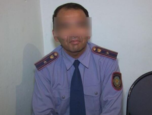 Надевший форму полицейского житель Шымкента - Sputnik Казахстан