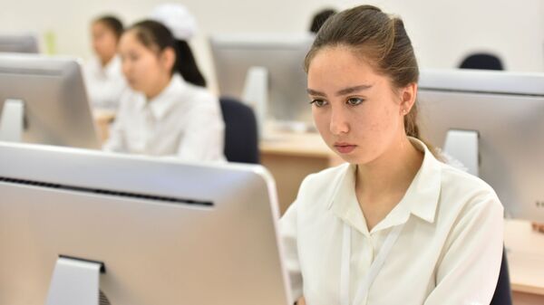 Школьница за компьютером, архивное фото - Sputnik Казахстан