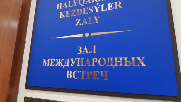 Табличка с указателем на латинице - Sputnik Казахстан