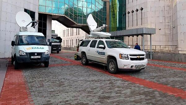 Перед входом в мажилис выставлены ПТС телеканалов Хабар и Казахстан - Sputnik Казахстан
