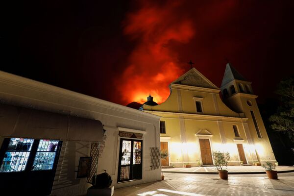 Над домами Стромболи поднимается возникший в результате извержения вулкана дым - Sputnik Казахстан