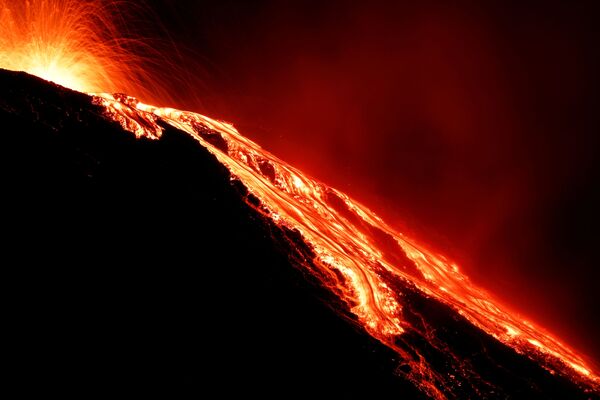 Лава течет из вулкана Стромболи на следующий день после извержения - Sputnik Казахстан