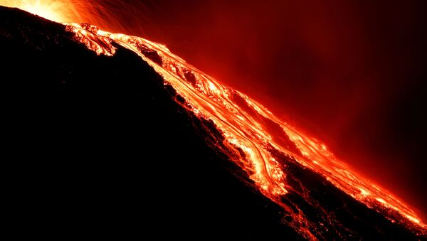 Лава течет из вулкана - Sputnik Казахстан