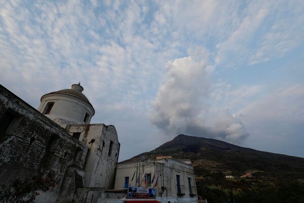 Дым над вулканом после второго извержения на острове Стромболи, Италия - Sputnik Казахстан
