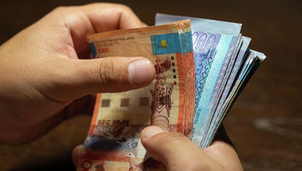 Деньги в руках, архивное фото - Sputnik Казахстан