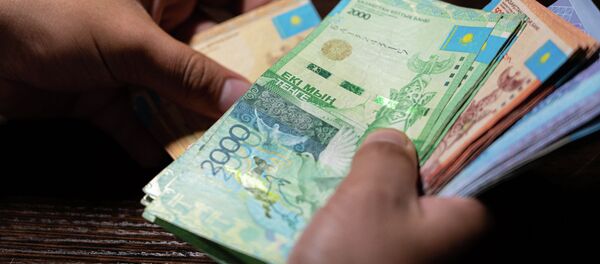 Деньги в руках, архивное фото Деньги в руках, архивное фото - Sputnik Казахстан