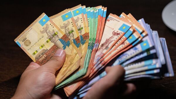 Деньги в руках, архивное фото - Sputnik Казахстан