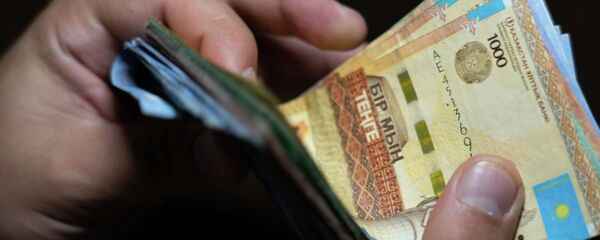 Деньги в руках, архивное фото Деньги в руках, архивное фото - Sputnik Казахстан