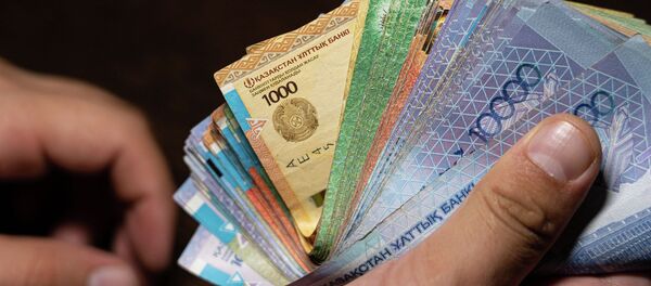 Деньги в руках, архивное фото - Sputnik Казахстан