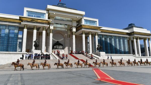 Почетный караул выстраивается у Государственного дворца на площади имени Д. Сухэ-Батора в Улан-Баторе - Sputnik Қазақстан