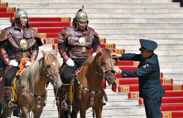 Почетный караул выстраивается у Государственного дворца на площади имени Д. Сухэ-Батора в Улан-Баторе - Sputnik Казахстан