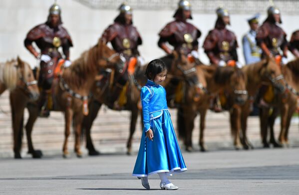 Девочка в национальном костюме и почетный караул в Улан-Баторе перед началом церемонии официальной встречи президента РФ Владимира Путина - Sputnik Казахстан